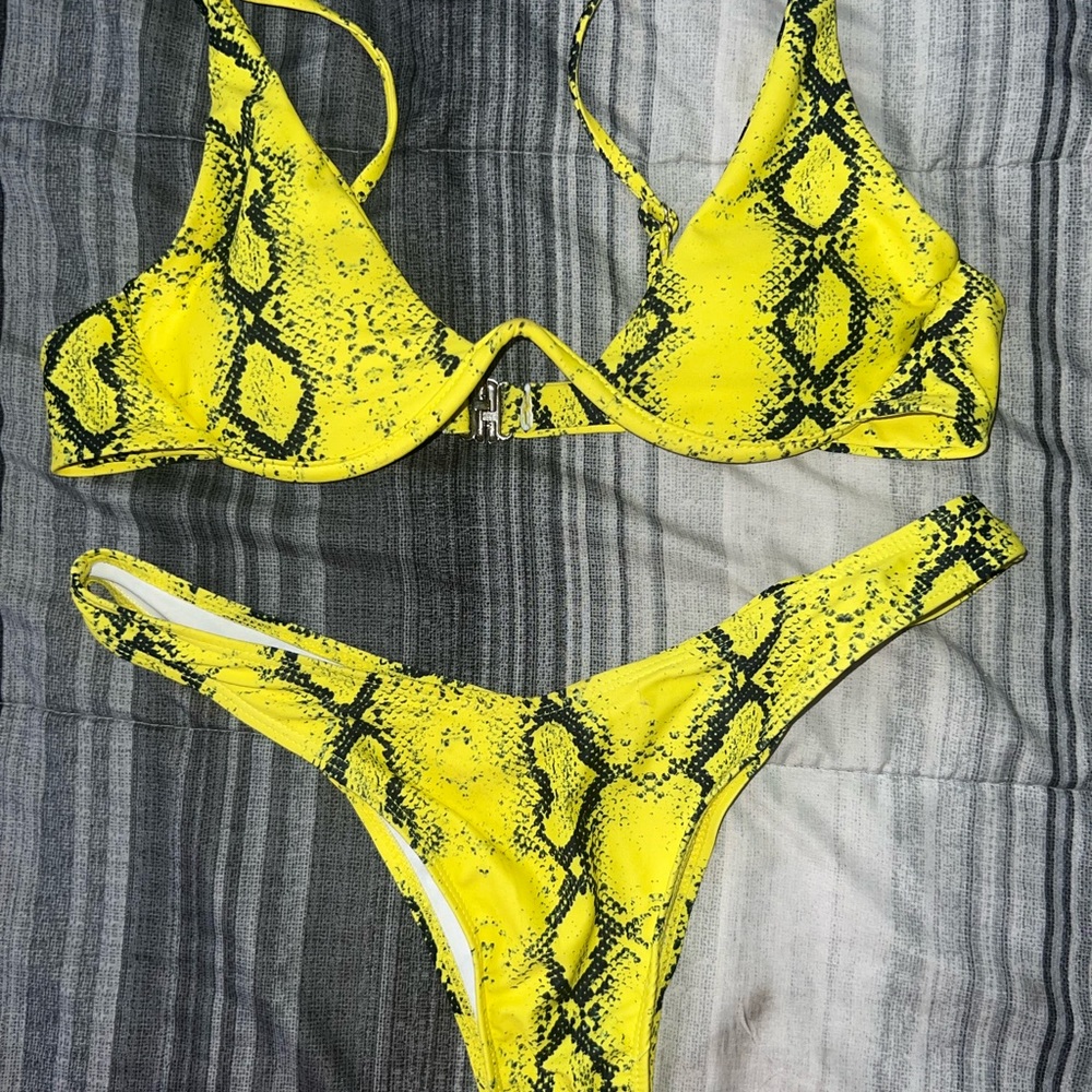Bikini - Picture 2 of 3